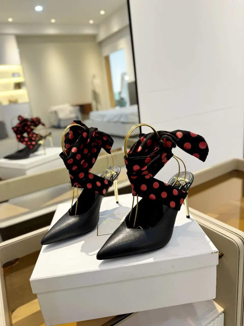 Balmain 2024春夏ポルカドットハイヒールスリッパ黒 - 画像 (5)