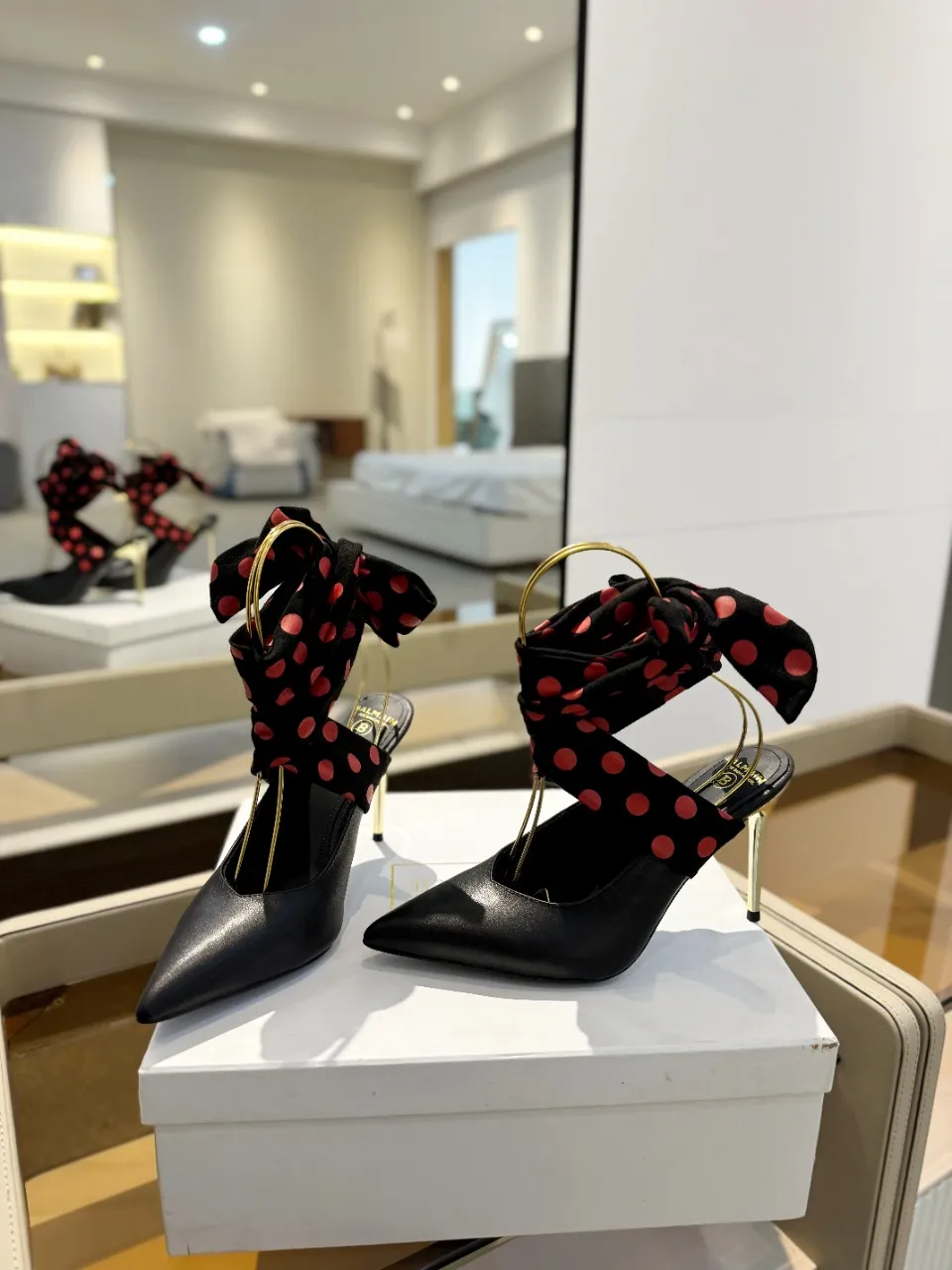Balmain 2024春夏ポルカドットハイヒールスリッパ黒 - 画像 (6)