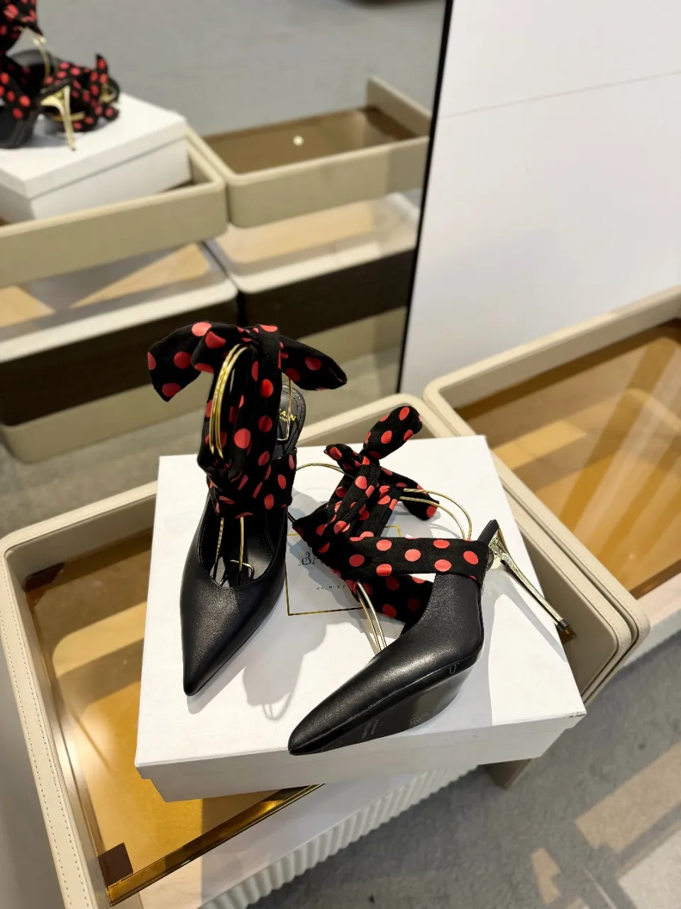 Balmain 2024春夏ポルカドットハイヒールスリッパ黒 - 画像 (7)