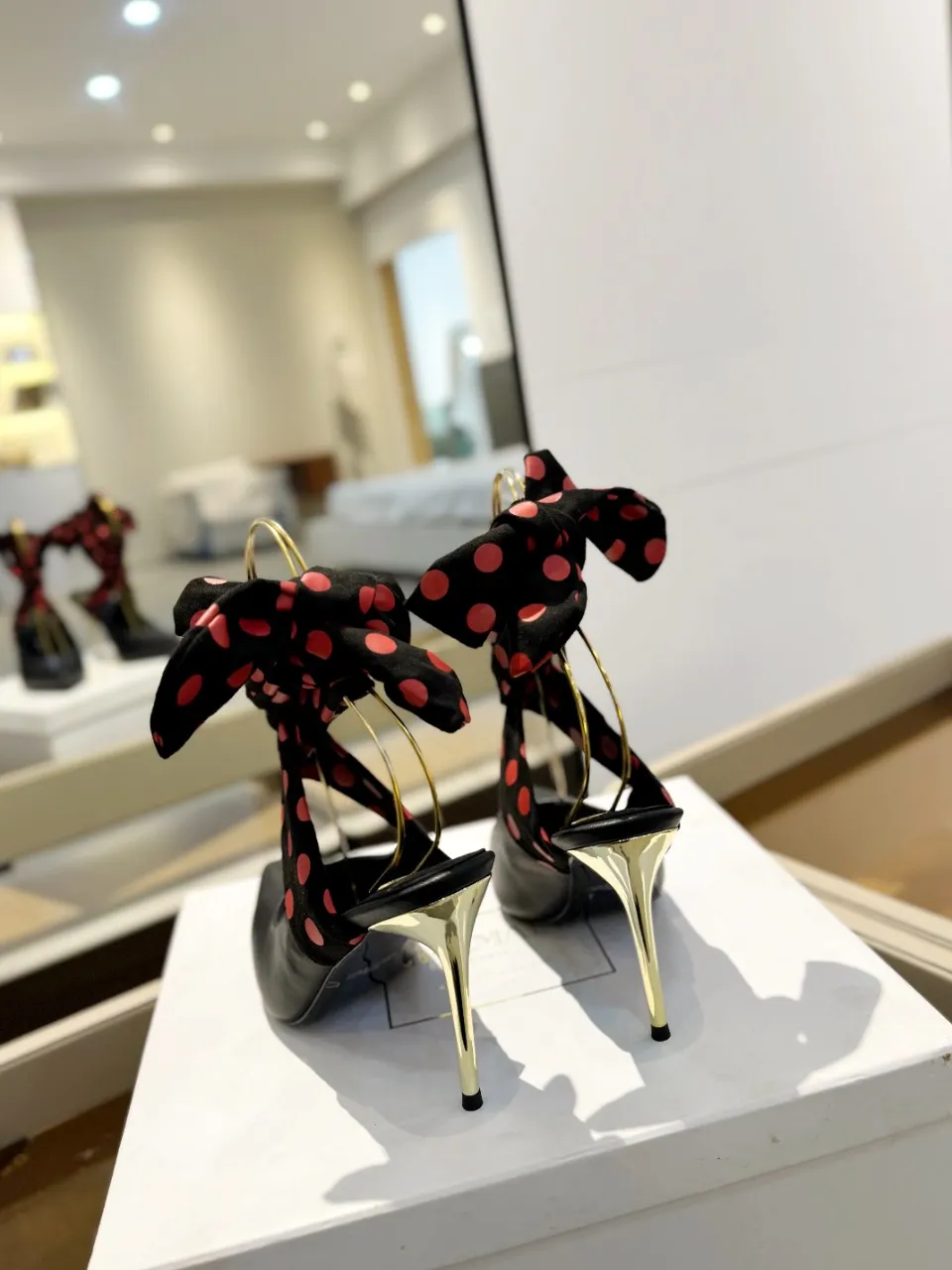 Balmain 2024春夏ポルカドットハイヒールスリッパ黒 - 画像 (8)