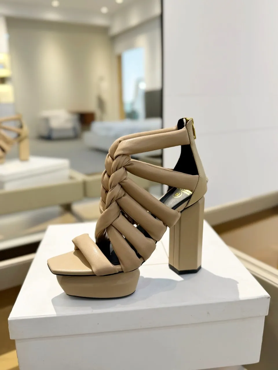 Balmain 2024春夏ベージュ編み上げハイヒールサンダル