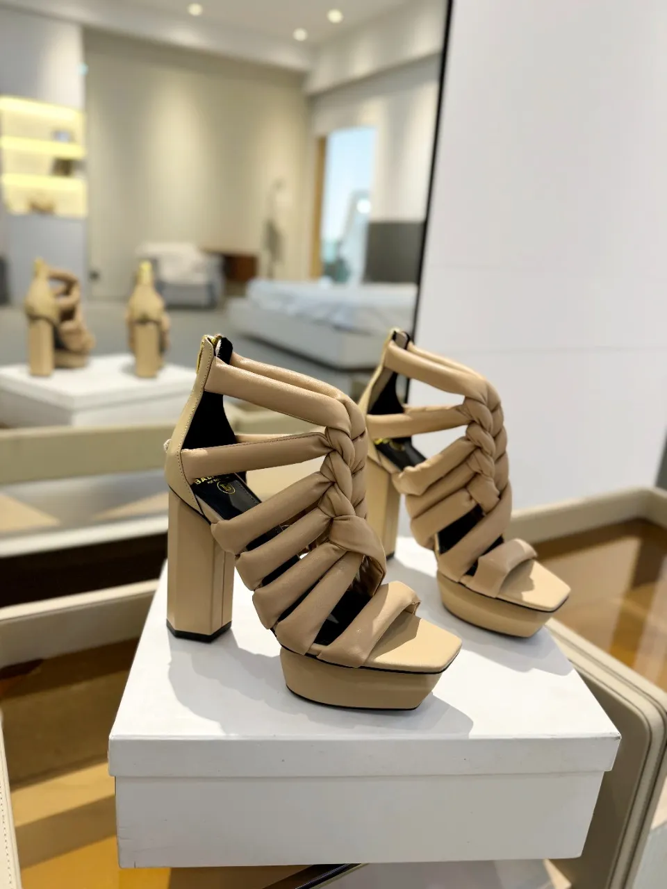 Balmain 2024春夏ベージュ編み上げハイヒールサンダル - 画像 (3)