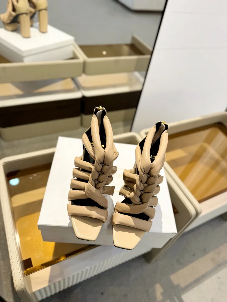Balmain 2024春夏ベージュ編み上げハイヒールサンダル - 画像 (4)