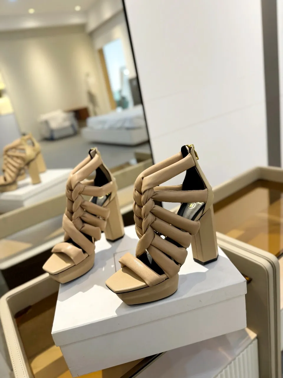 Balmain 2024春夏ベージュ編み上げハイヒールサンダル - 画像 (5)