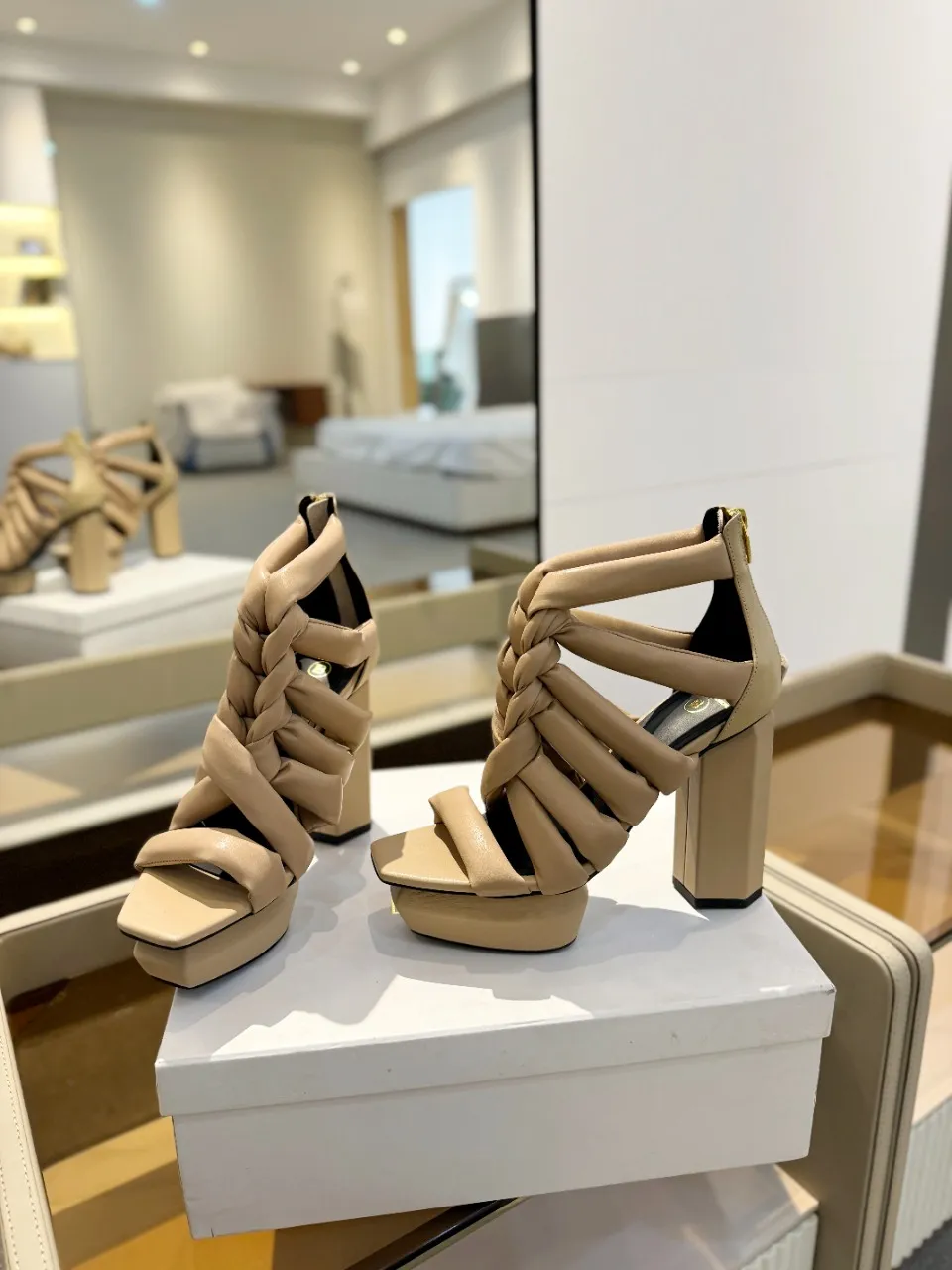 Balmain 2024春夏ベージュ編み上げハイヒールサンダル - 画像 (6)