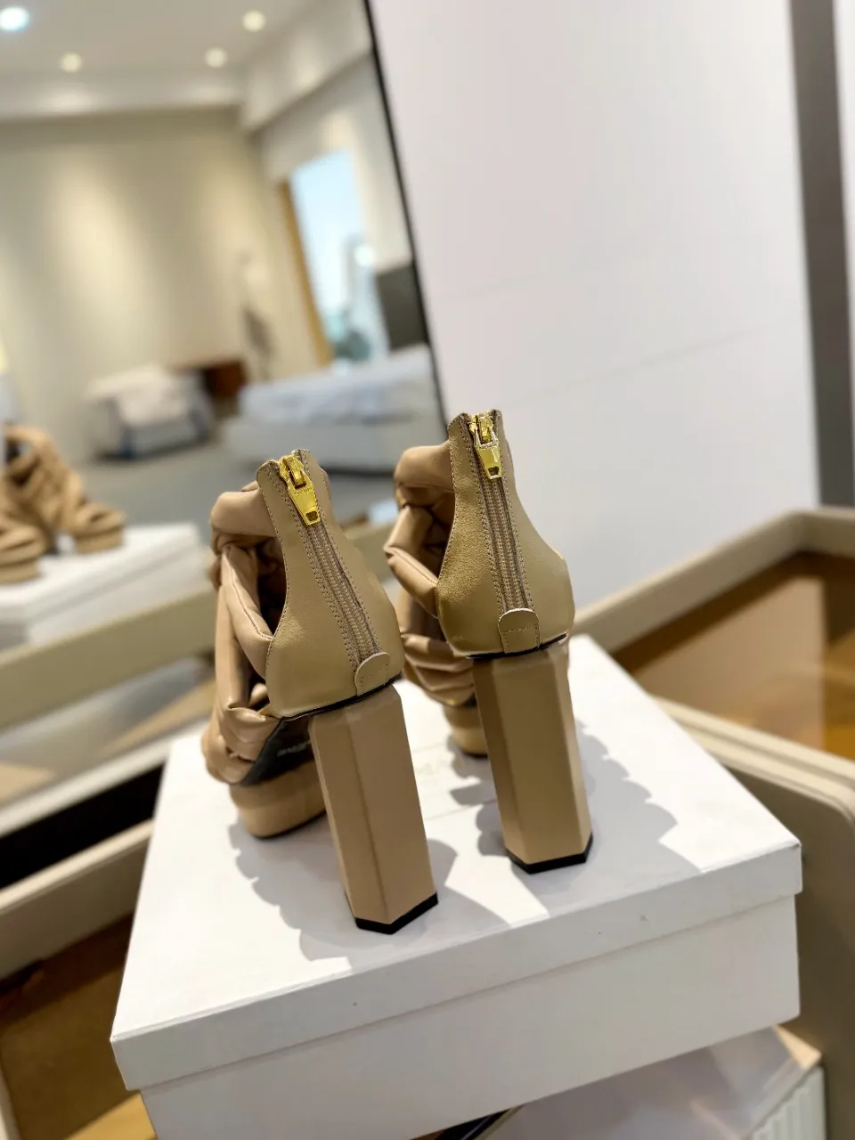 Balmain 2024春夏ベージュ編み上げハイヒールサンダル - 画像 (8)