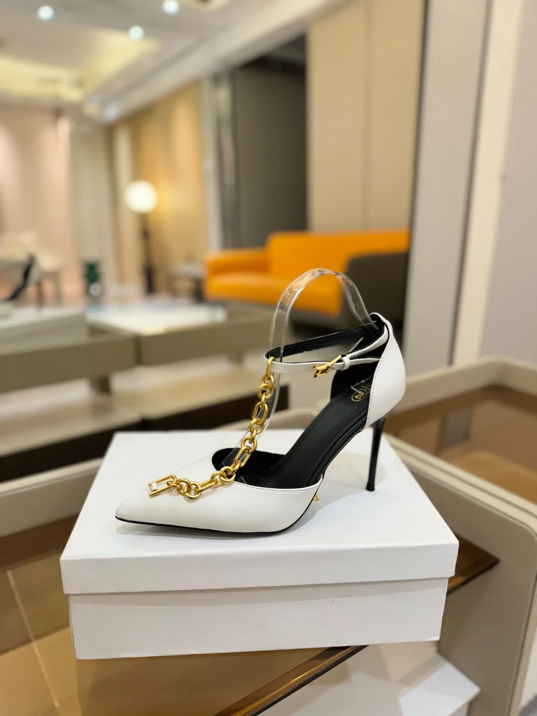 Balmain 2025春夏ホワイトチェーンハイヒール