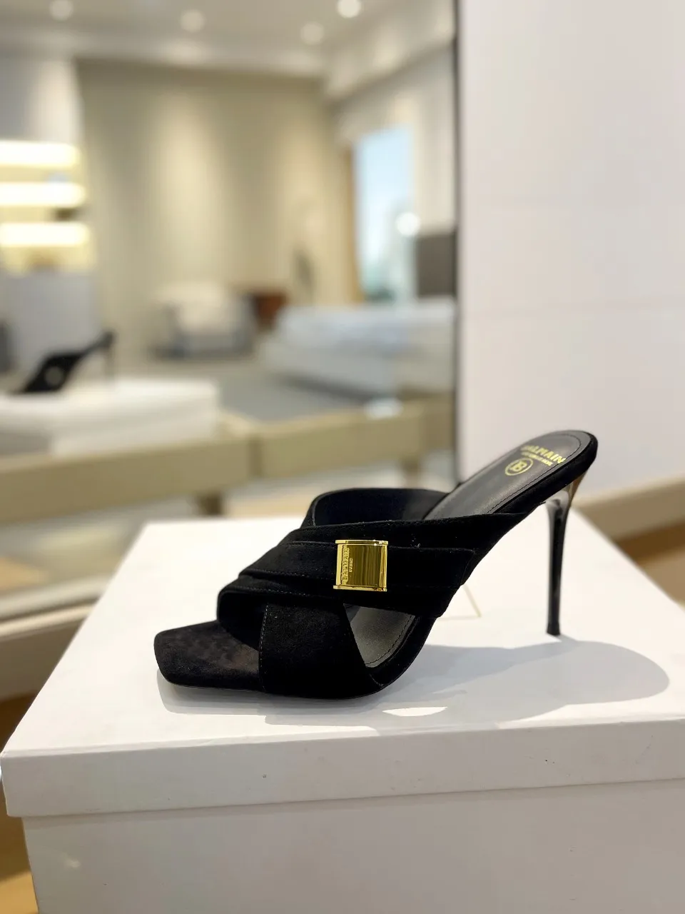 Balmain ブラックスエードハイヒールサンダル