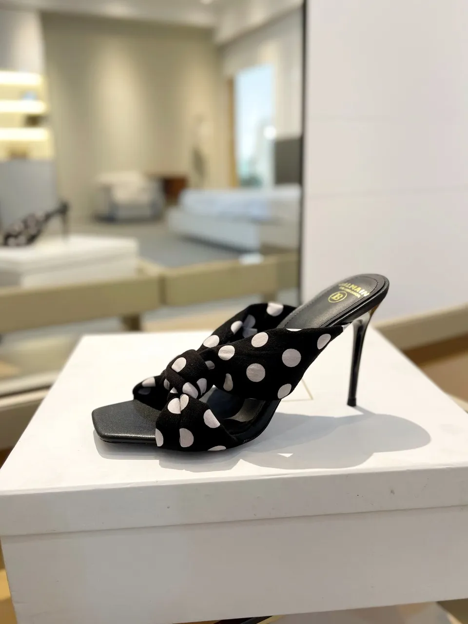 Balmain 2024春夏ポルカドットハイヒールのスリッパブラック