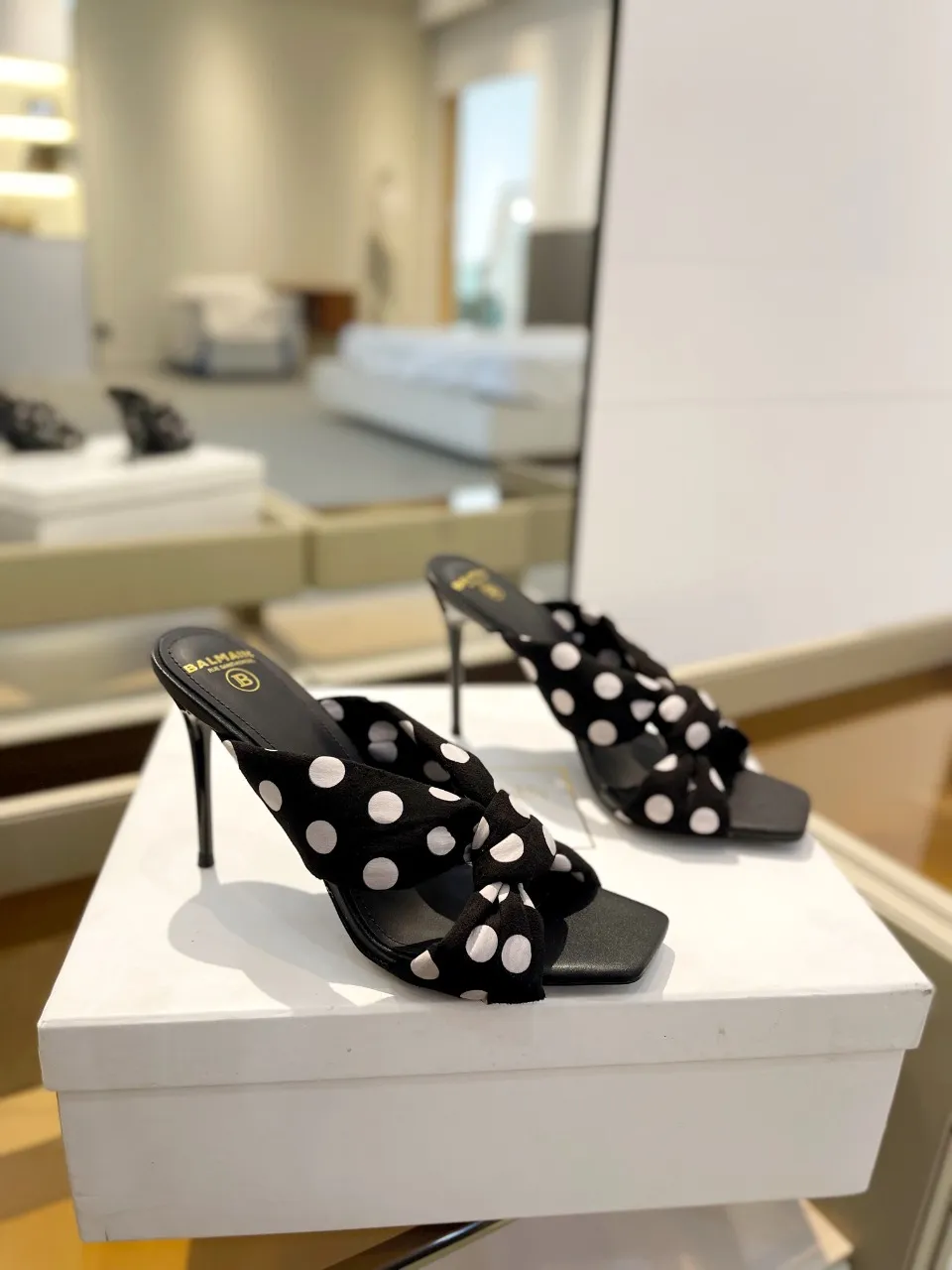 Balmain 2024春夏ポルカドットハイヒールのスリッパブラック - 画像 (3)