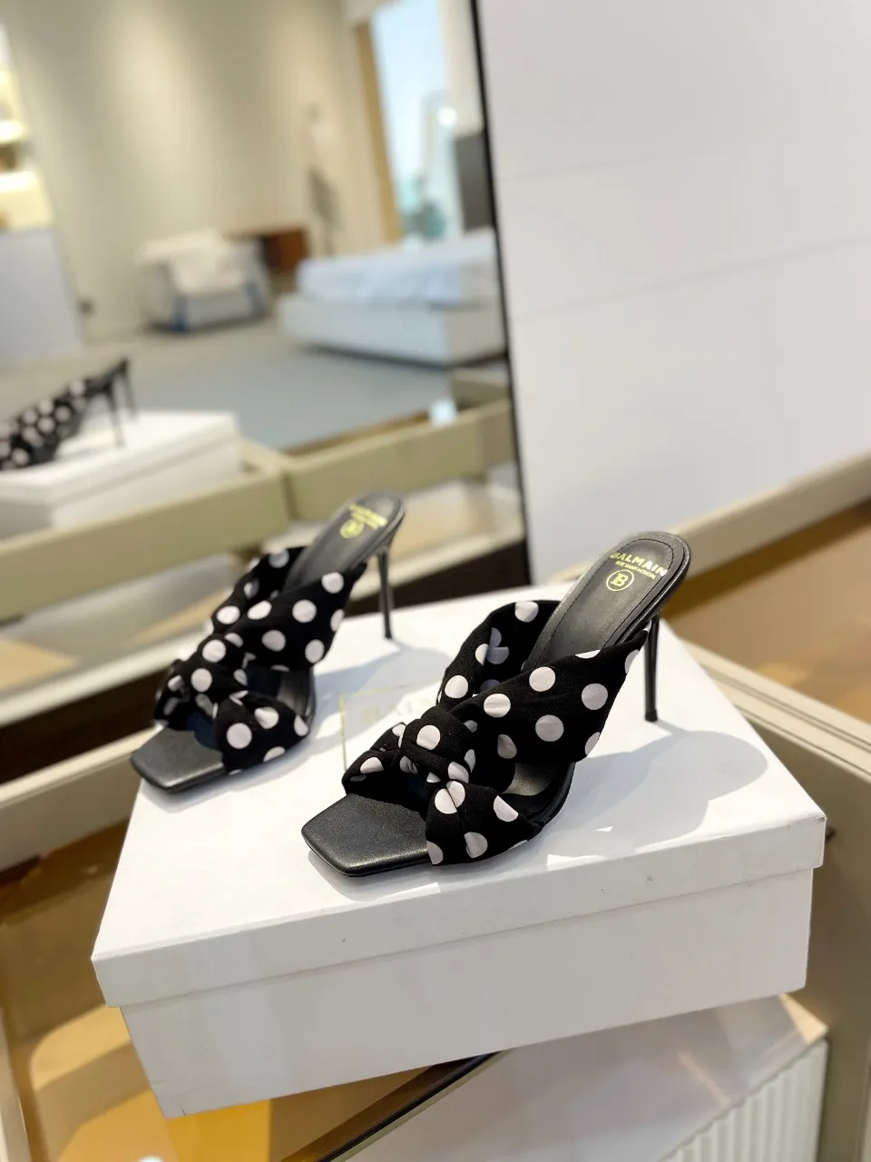 Balmain 2024春夏ポルカドットハイヒールのスリッパブラック - 画像 (5)
