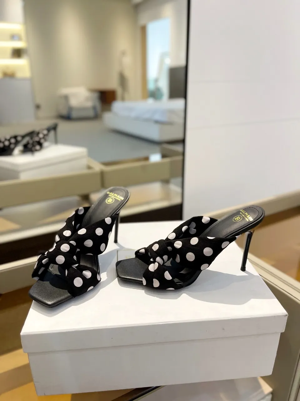 Balmain 2024春夏ポルカドットハイヒールのスリッパブラック - 画像 (6)