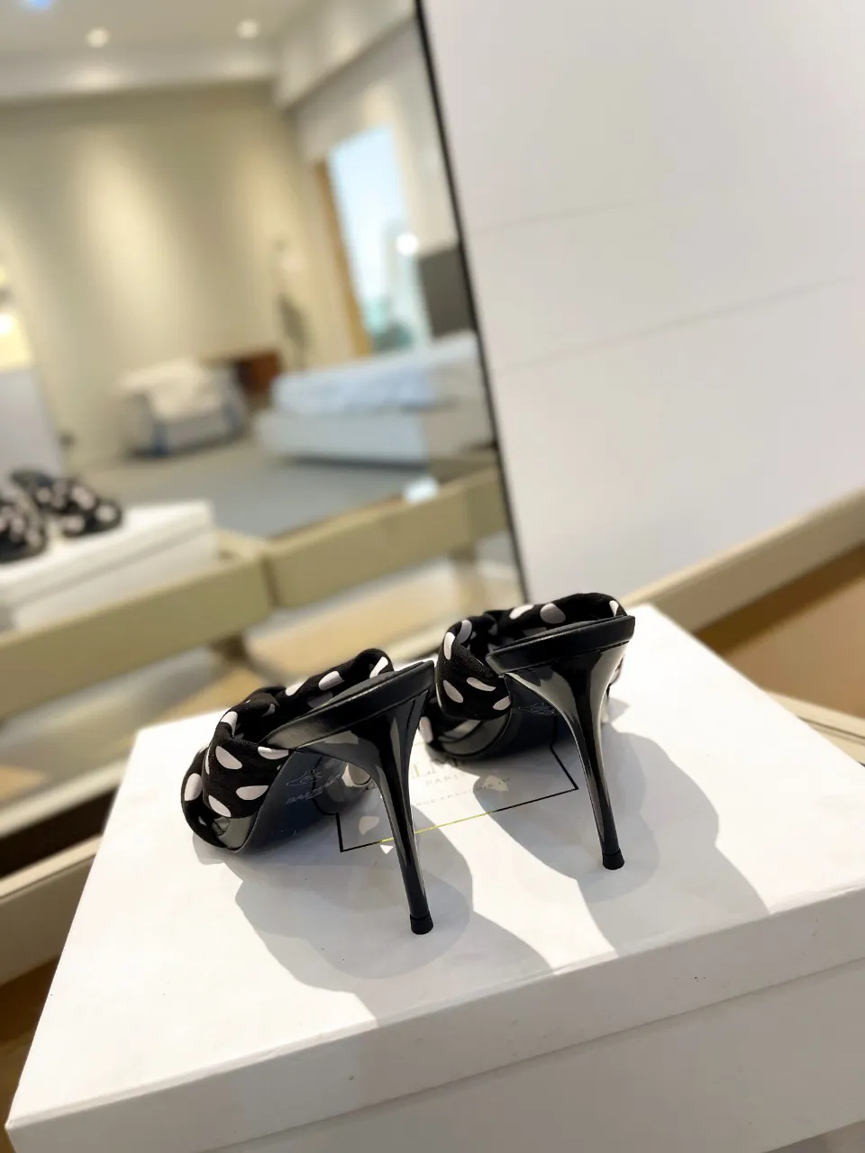 Balmain 2024春夏ポルカドットハイヒールのスリッパブラック - 画像 (8)