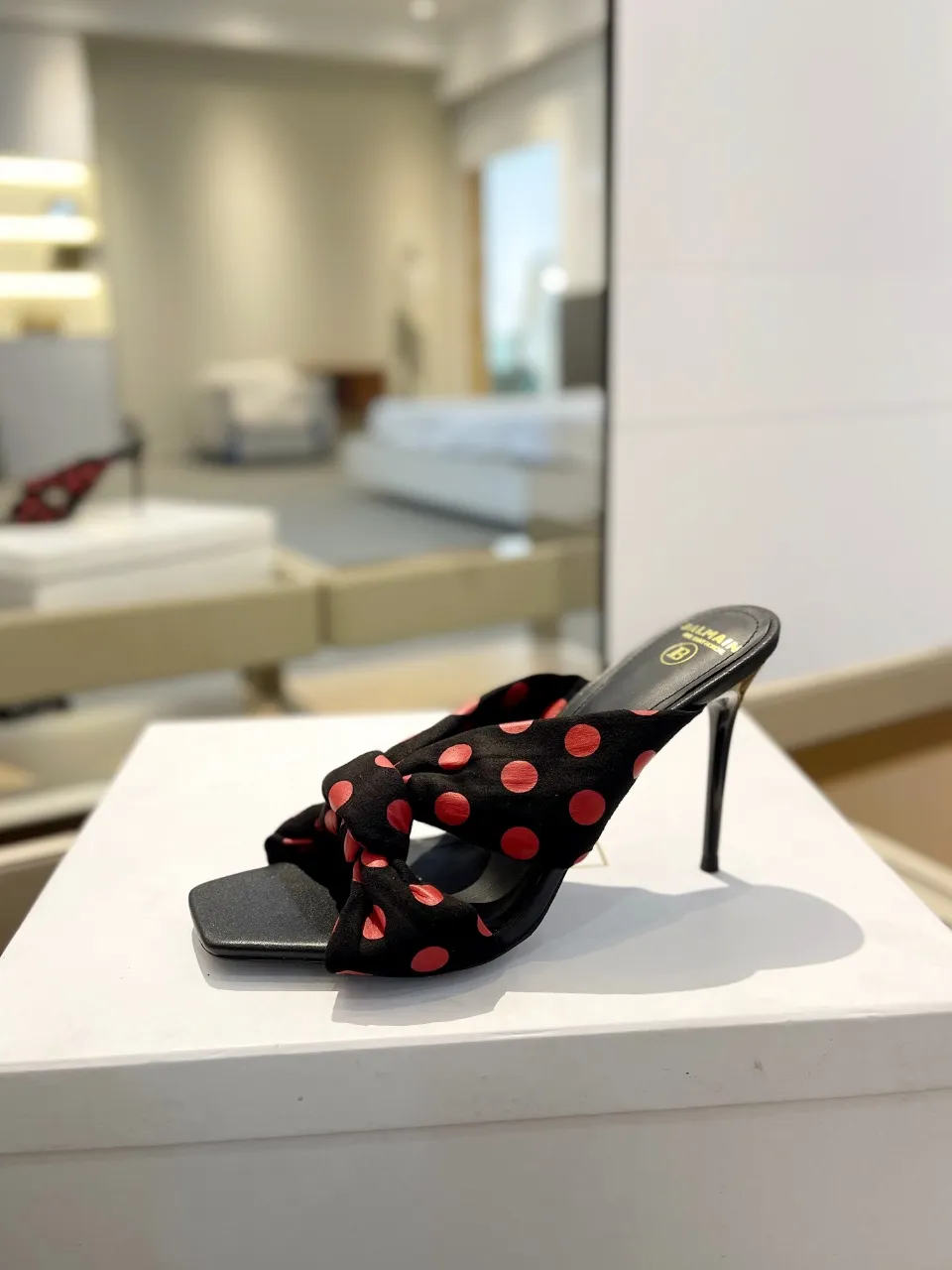 Balmain 2024春夏ポルカドットハイヒールのスリッパブラック