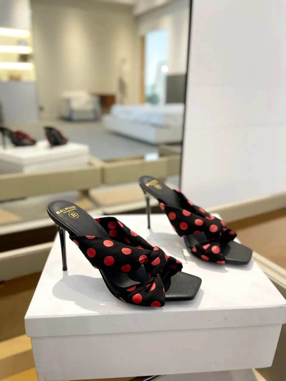 Balmain 2024春夏ポルカドットハイヒールのスリッパブラック - 画像 (3)