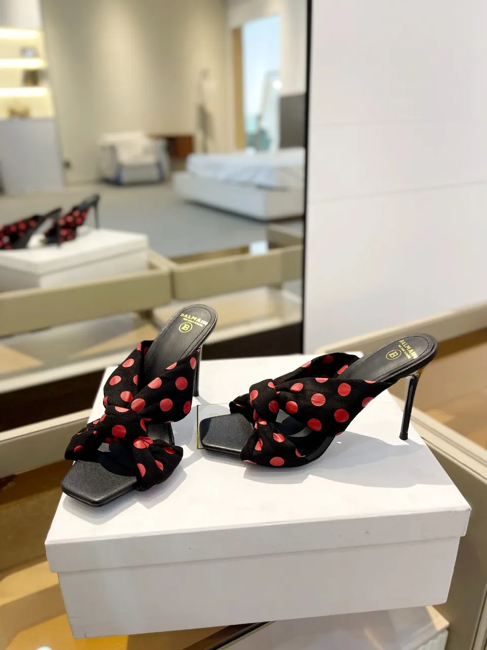 Balmain 2024春夏ポルカドットハイヒールのスリッパブラック - 画像 (6)