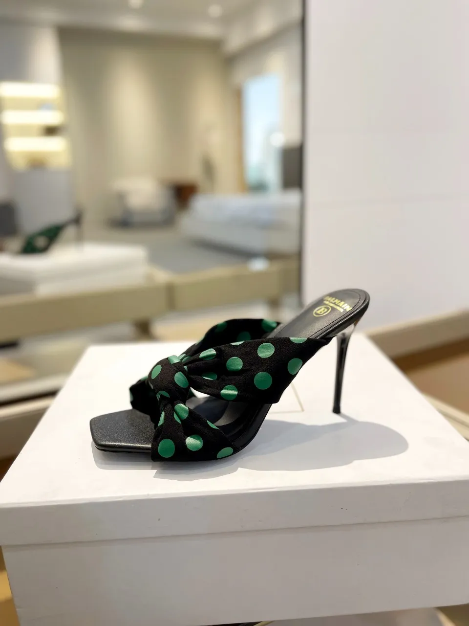 Balmain 2024春夏ポルカドットハイヒールのスリッパ黒緑