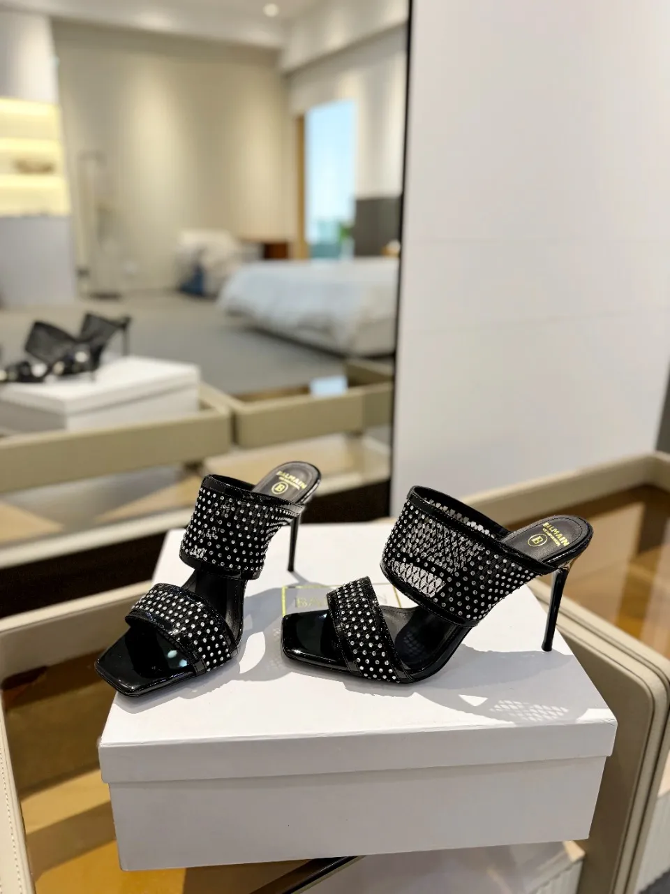 ピエールバルマン ブラック クリスタルハイヒールスリッパ - 画像 (4)