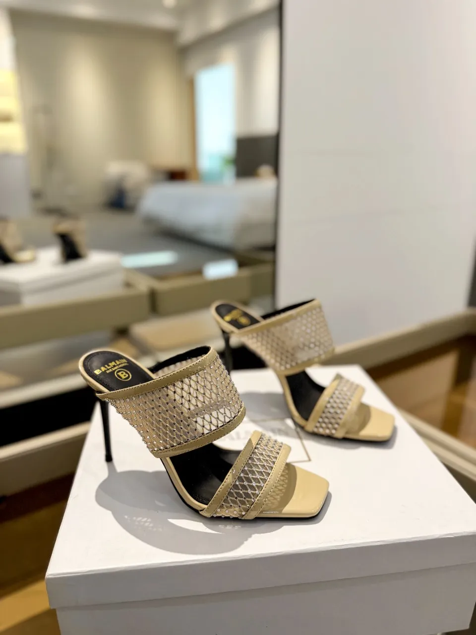 Balmain 2024春夏クリスタルハイヒールのスリッパベージュ - 画像 (3)