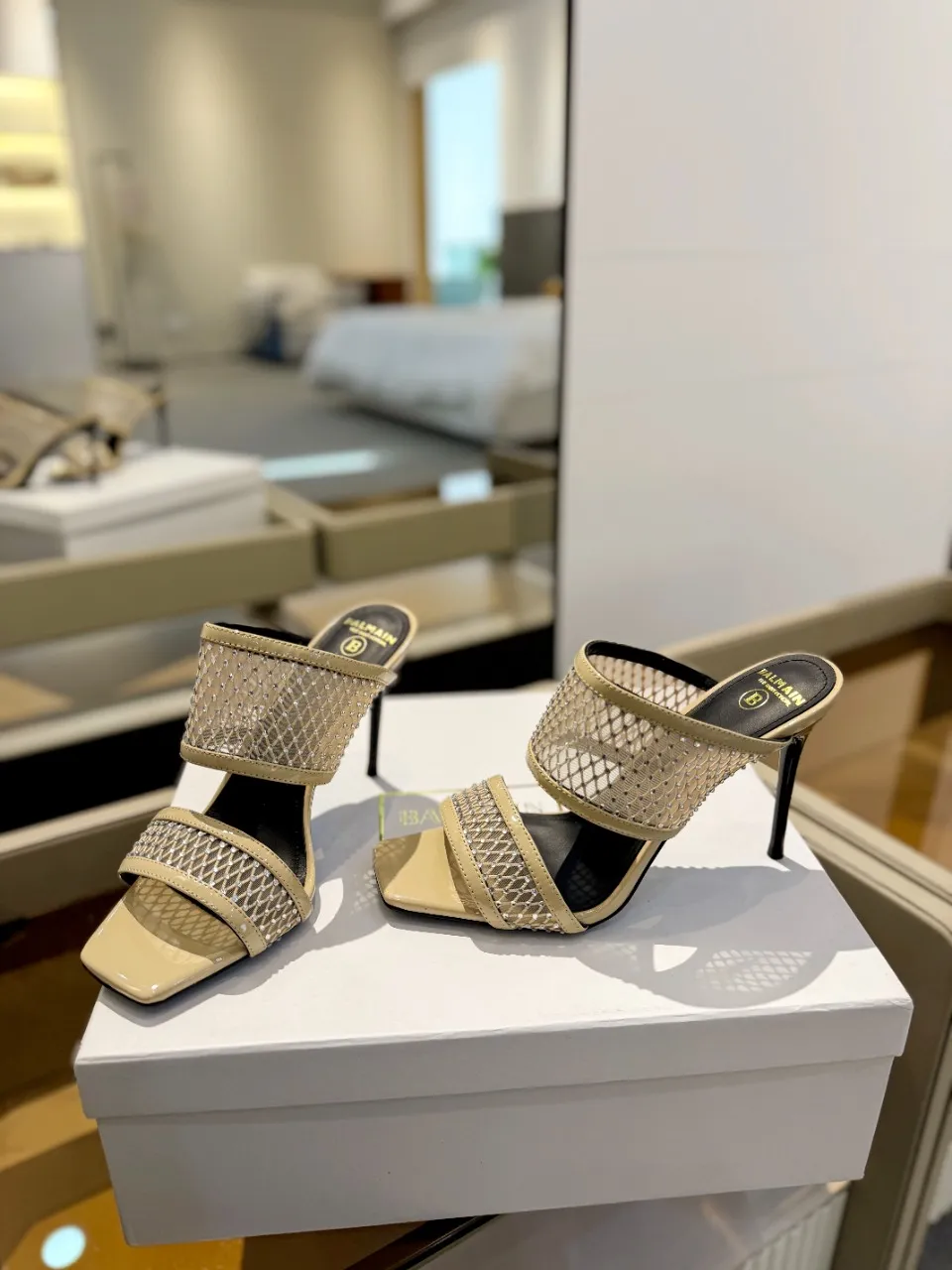 Balmain 2024春夏クリスタルハイヒールのスリッパベージュ - 画像 (6)