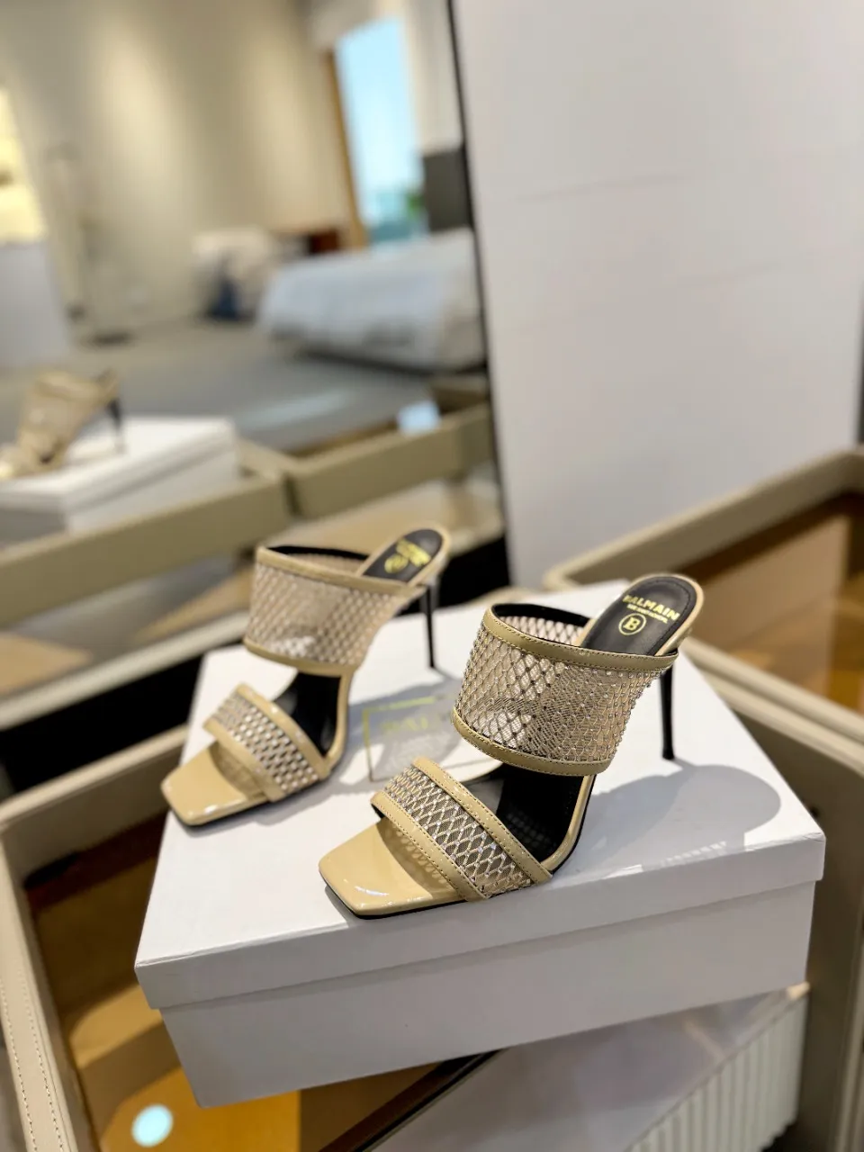 Balmain 2024春夏クリスタルハイヒールのスリッパベージュ - 画像 (7)