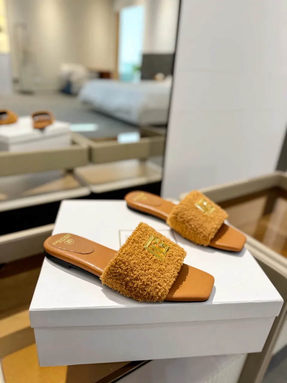 Balmain 2024春夏ビーチサンダル 茶色 ファッション - 画像 (3)