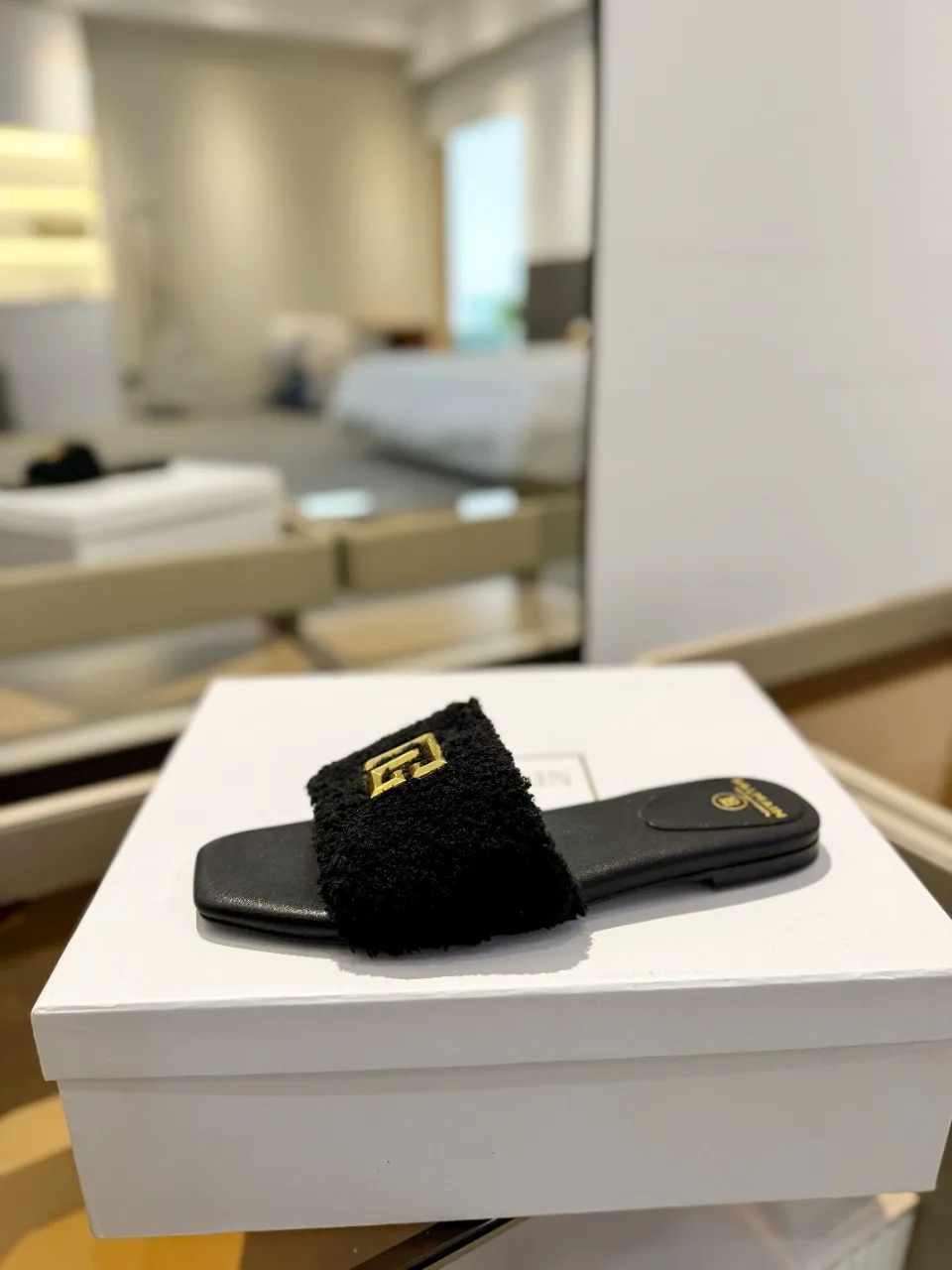 Balmain 2024春夏黒ビーチサンダルファッション