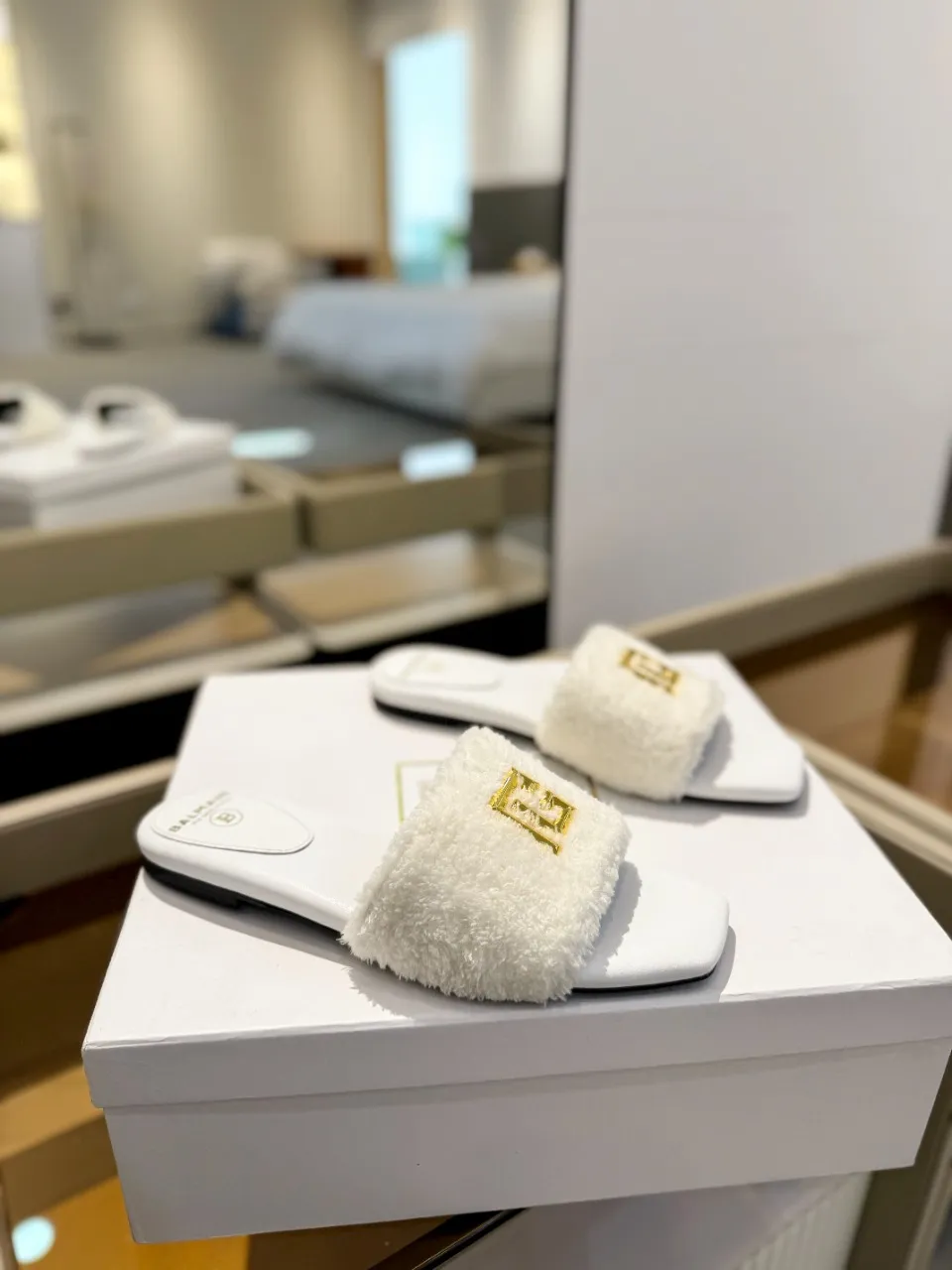 Balmain ホワイトファッションフラットビーチサンダル - 画像 (3)