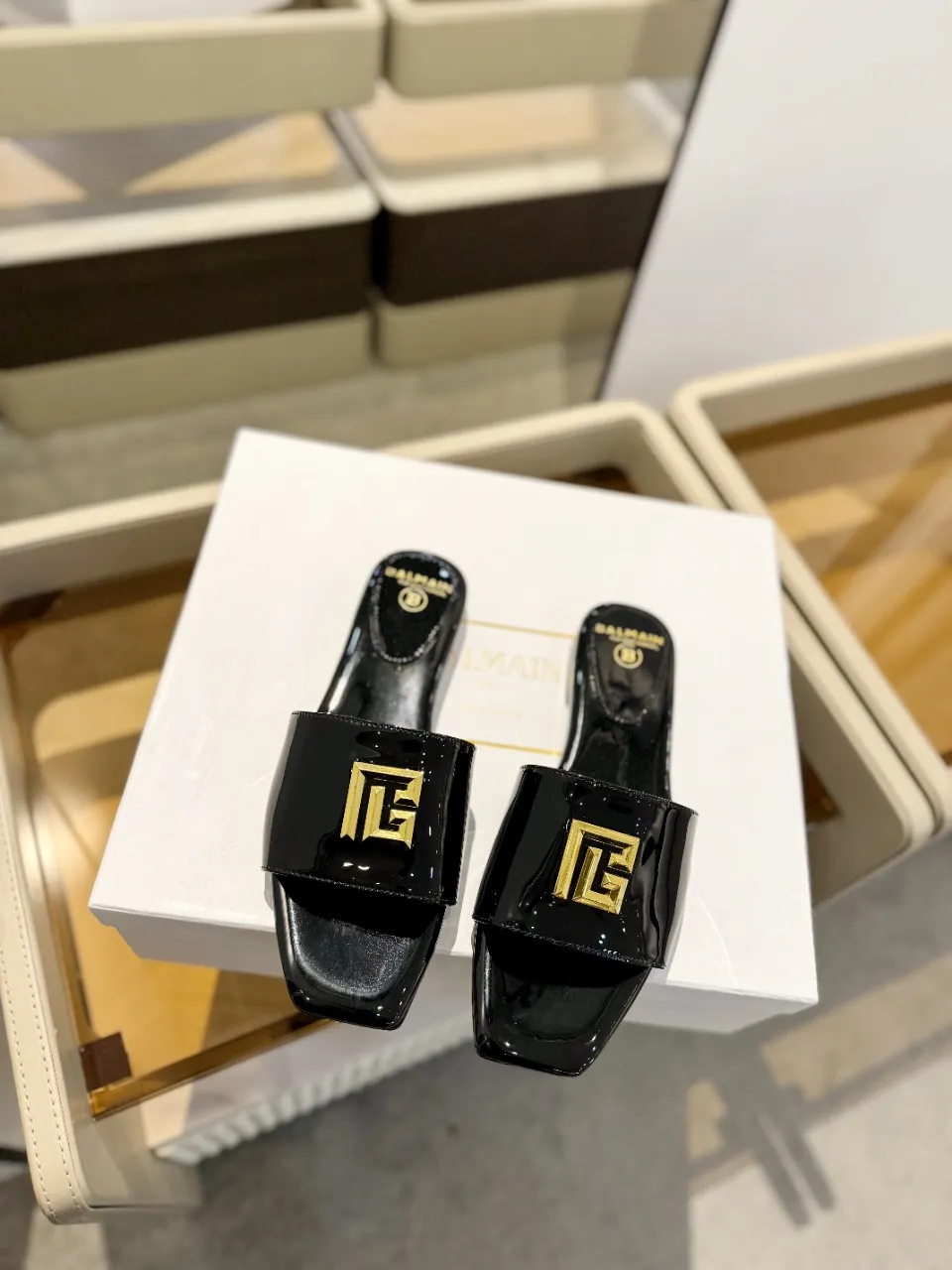 Balmain 2024春夏黒フラットビーチサンダル - 画像 (7)