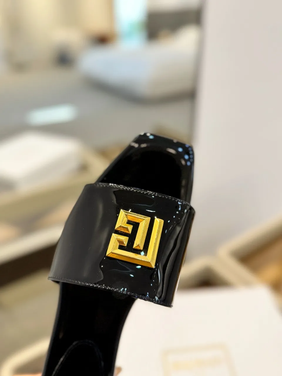 Balmain 2024春夏黒フラットビーチサンダル - 画像 (8)