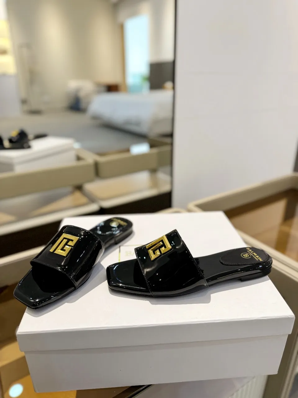 Balmain 2024春夏黒フラットビーチサンダル - 画像 (4)