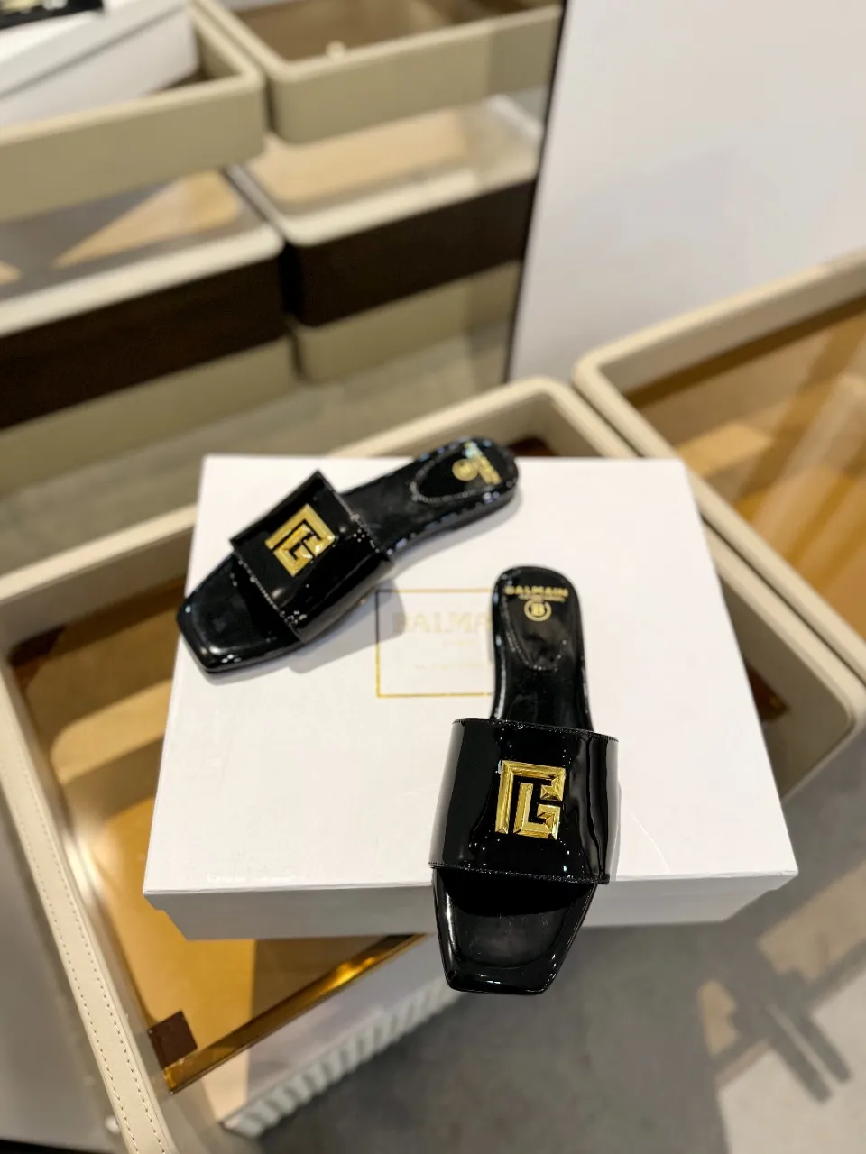 Balmain 2024春夏黒フラットビーチサンダル - 画像 (5)