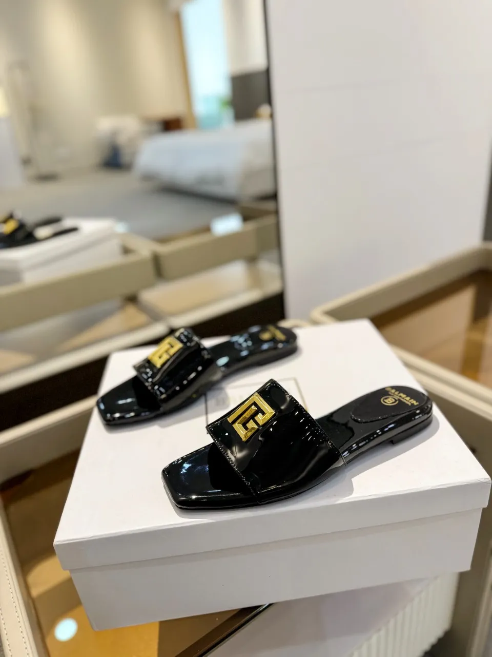 Balmain 2024春夏黒フラットビーチサンダル - 画像 (6)