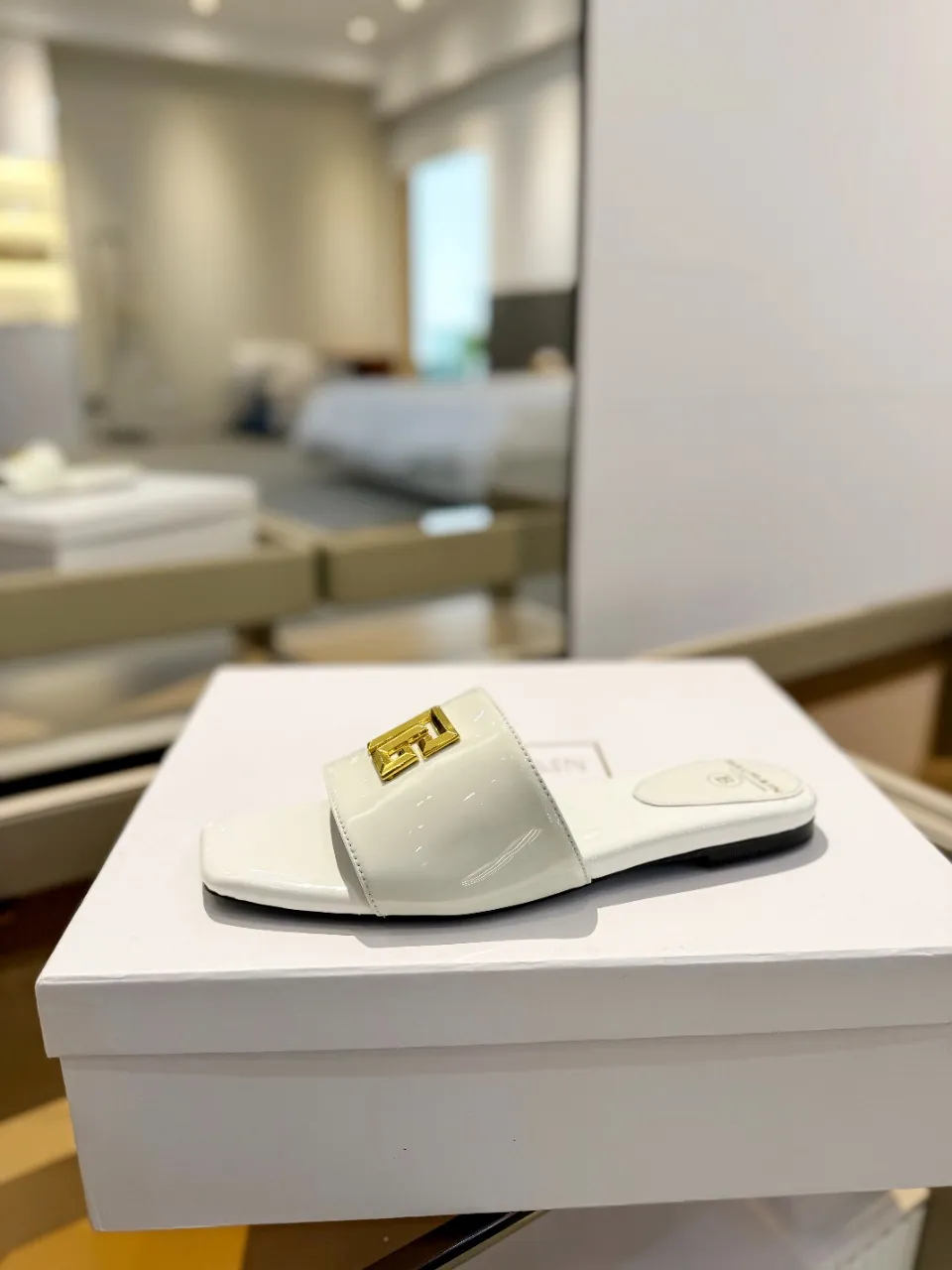 Balmain ホワイト ファッション ビーチサンダル 2024