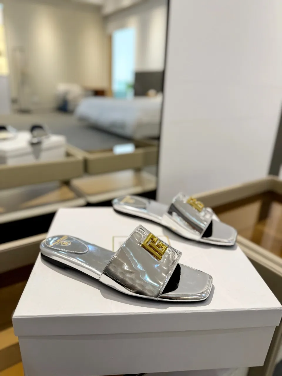Balmain シルバー ファッションフラットスリッパ - 画像 (3)