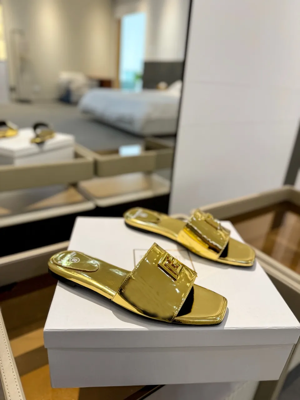 Balmain ゴールド ファッションフラットスリッパ - 画像 (3)