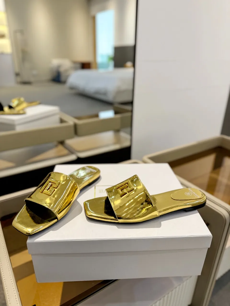 Balmain ゴールド ファッションフラットスリッパ - 画像 (4)