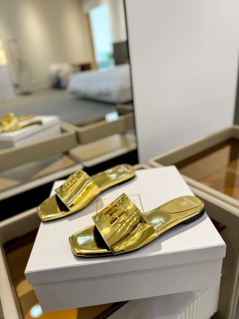 Balmain ゴールド ファッションフラットスリッパ - 画像 (5)