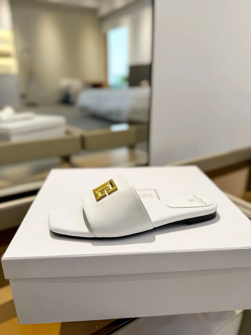 Balmain ホワイト ファッションフラットスリッパ