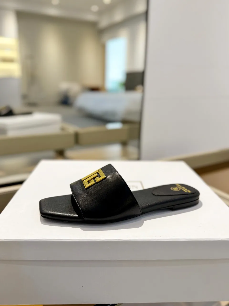 Balmain 2024春夏新作黒フラットビーチサンダル