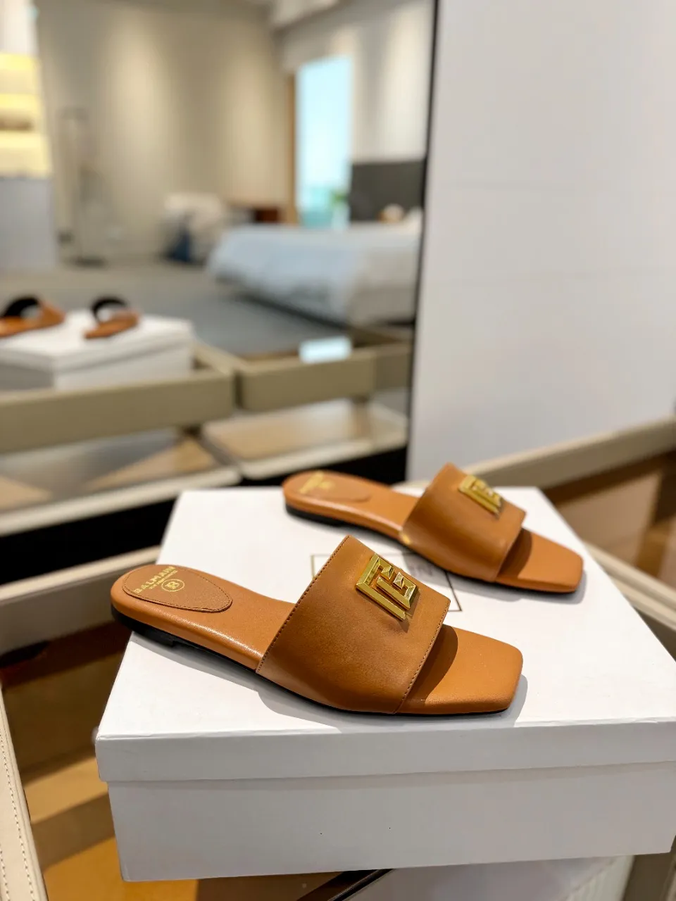 Balmain 2024春夏新作ビーチサンダル タン色 - 画像 (3)