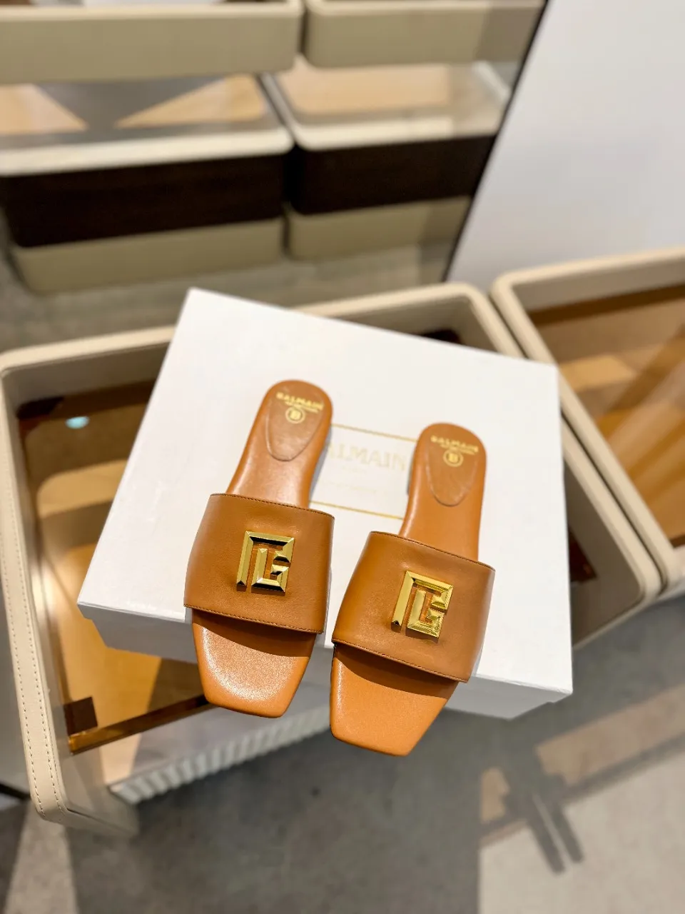 Balmain 2024春夏新作ビーチサンダル タン色 - 画像 (4)