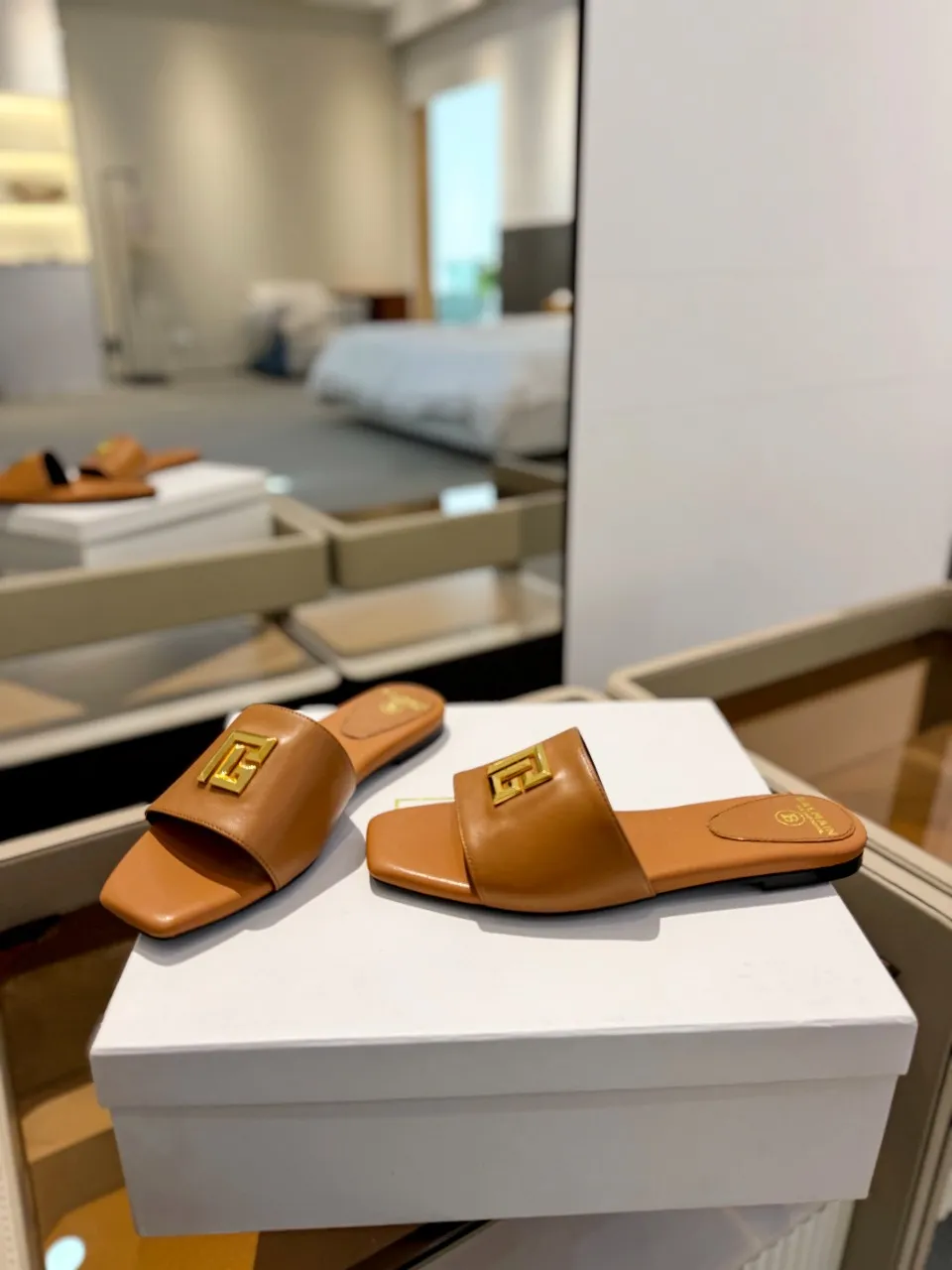 Balmain 2024春夏新作ビーチサンダル タン色 - 画像 (5)