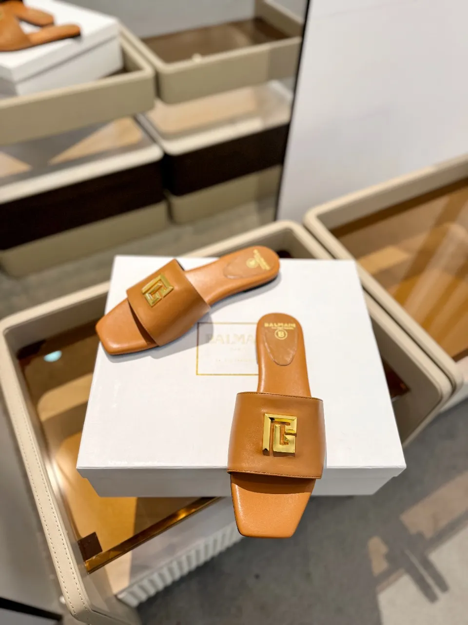 Balmain 2024春夏新作 茶色フラットビーチサンダル - 画像 (6)