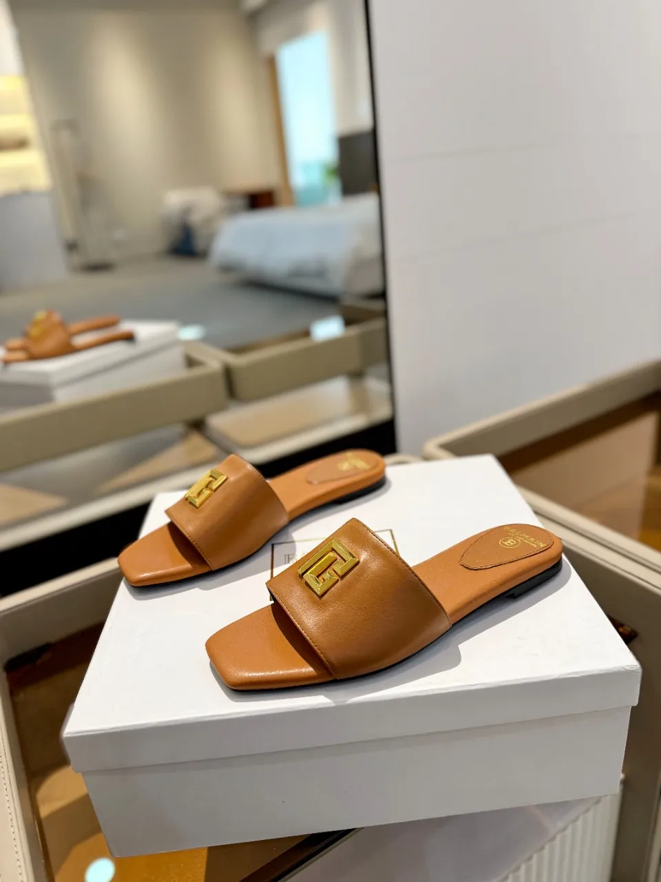 Balmain 2024春夏新作 茶色フラットビーチサンダル - 画像 (7)