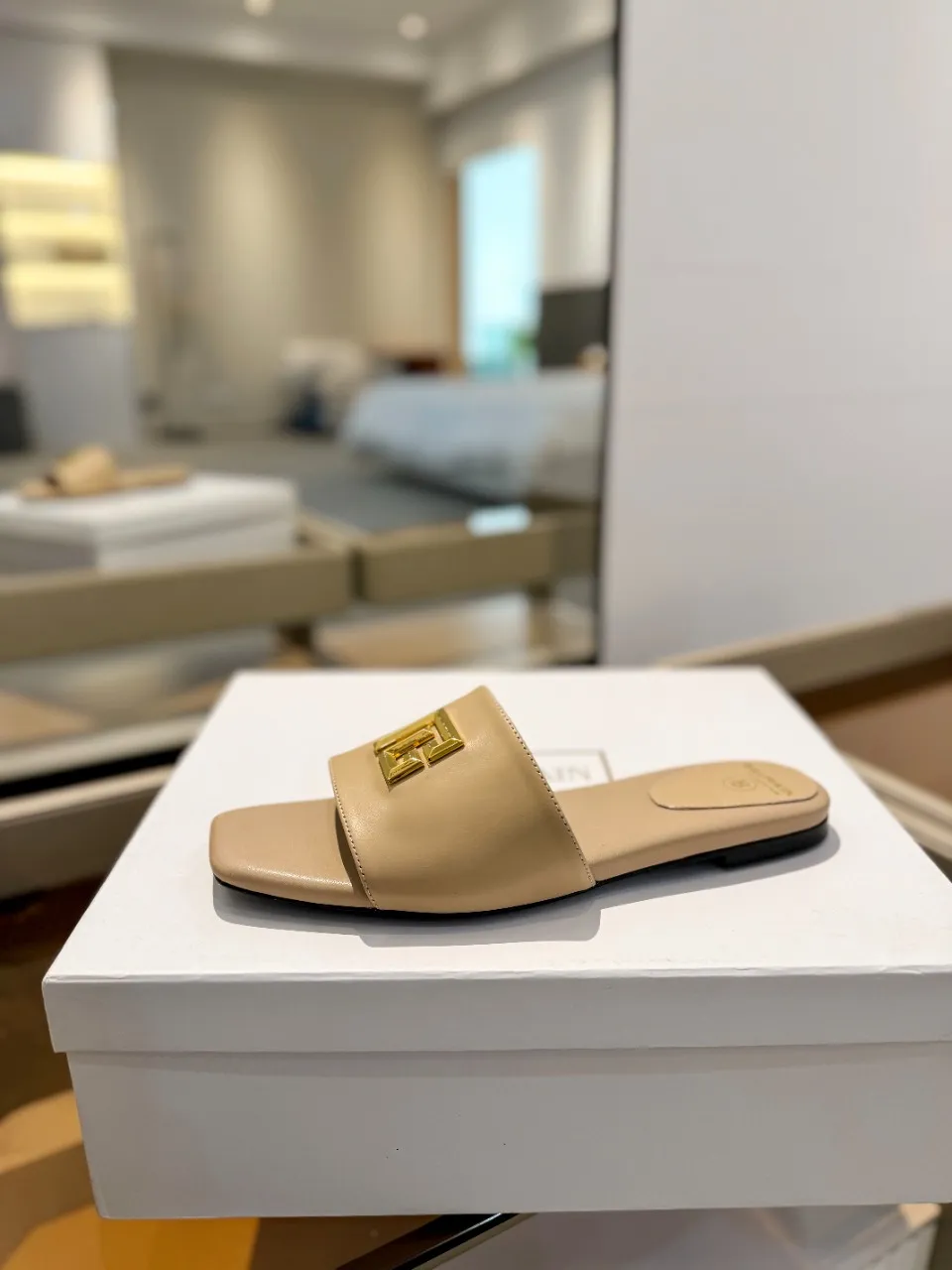 Balmain 2024春夏ベージュフラットビーチサンダル