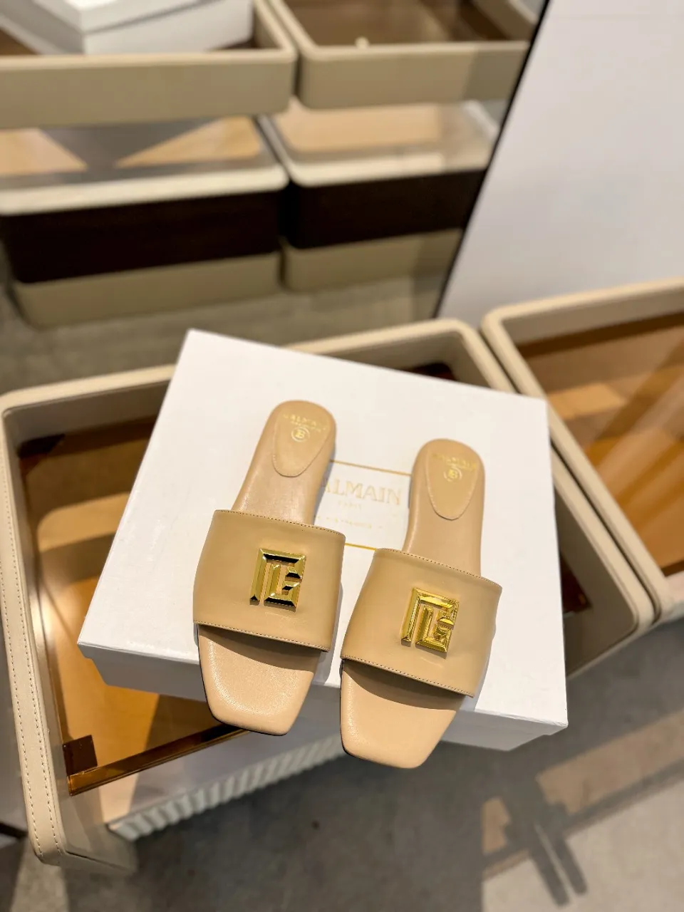 Balmain 2024春夏ベージュフラットビーチサンダル - 画像 (4)