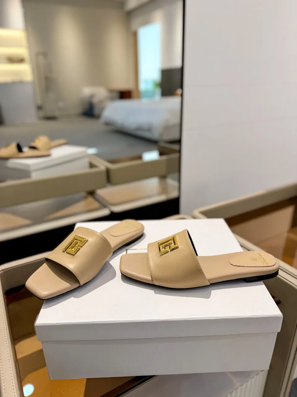 Balmain 2024春夏ベージュフラットビーチサンダル - 画像 (5)