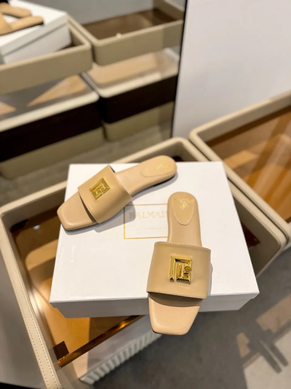 Balmain 2024春夏ベージュフラットビーチサンダル - 画像 (6)