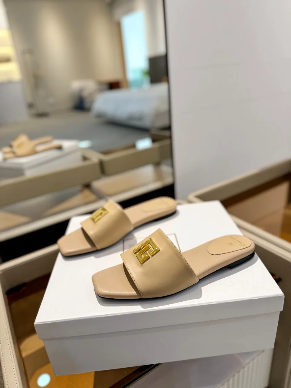 Balmain 2024春夏ベージュフラットビーチサンダル - 画像 (7)